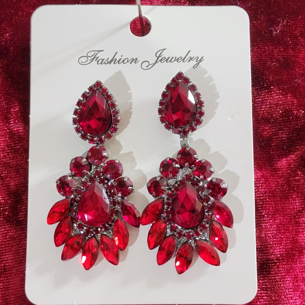 Golden Rhinesone pierced Earrings - Picture 4 of 5